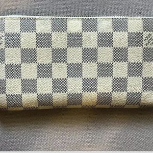 SOLDAuthentic Louis Vuitton damier azur zippy